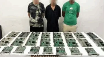 إلقاء القبض على عصابة تسرق اللوحات الإلكترونية من كابينة خدمات لأحد شركات الاتصالات في القاهرة