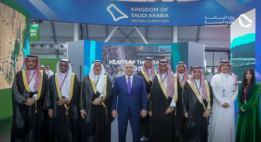 رئيس الحكومة الروسية يتفقد الجناح السعودي في معرض INNOPROM 2025 للصناعات العالمية