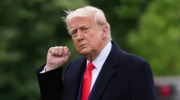 ترامب: الوضع في غزة كارثي وعلينا معالجة المشكلة، وسأجتمع مع نتنياهو اليوم لمناقشة قضية القطاع.