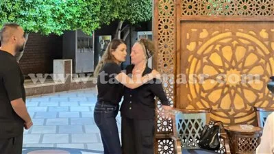 بالصور.. الفنانة هبة عبدالغني تتأثر بشدة في مراسم عزاء والدتها