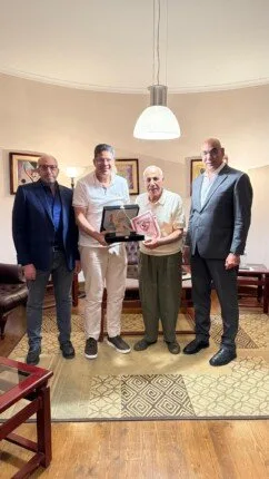 مجلس إدارة الزمالك يكرم أيمن الرمادي بعد مغادرته القلعة البيضاء. مجلس إدارة الزمالك يكرم أيمن الرمادي بعد مغادرته القلعة البيضاء.