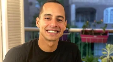 عمرو وهبة يقدم اعتذارًا رسميًا بعد موجة من الانتقادات بسبب استهزائه بحريق سنترال رمسيس: “لم أكن على دراية بخسائر الأرواح”