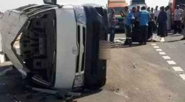 إصابة 10 عمال جراء انقلاب سيارة نقل صغيرة على طريق أبوسمبل السياحي