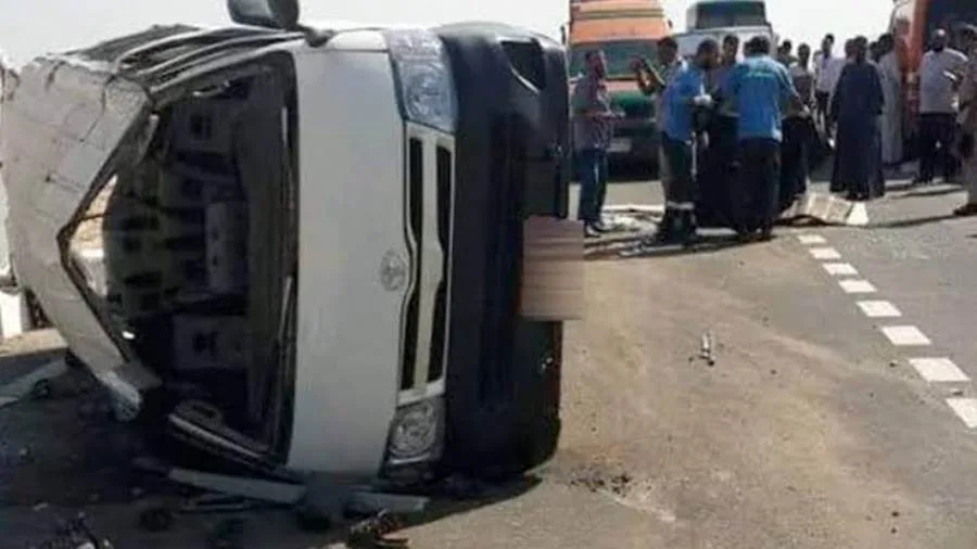 إصابة 10 عمال جراء انقلاب سيارة نقل صغيرة على طريق أبوسمبل السياحي