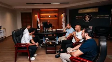 هشام نصر يكرم أعضاء الجهاز الفني والطبي السابقين لنادي الزمالك ويمنحهم درع النادي.