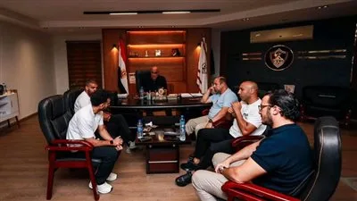 هشام نصر يكرم أعضاء الجهاز الفني والطبي السابقين لنادي الزمالك ويمنحهم درع النادي.