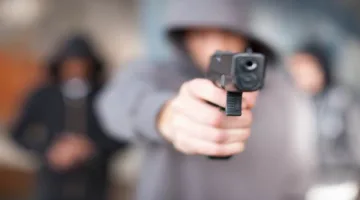 إطلاق نار في الممشى السياحي: مقتل سيدة برصاصتين في الرأس من سلاح طليقها | التفاصيل