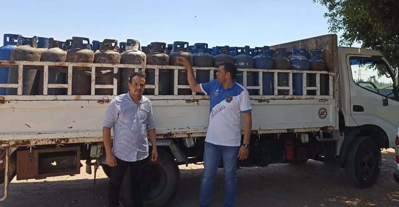 ضبط مالكي محطة وقود ومخزن غاز بتهمة بيع المحروقات ولفائف الغاز في السوق السوداء ضبط مالكي محطة وقود ومخزن غاز بتهمة بيع المحروقات ولفائف الغاز في السوق السوداء