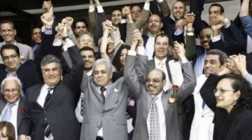 بعد سنوات من صورة «وفد الدبلوماسية الشعبية» في إثيوبيا، علاء مبارك يعيدها للحديث مجددًا ساخرًا: «كيف حالكم الآن؟ الله يكسفكم»