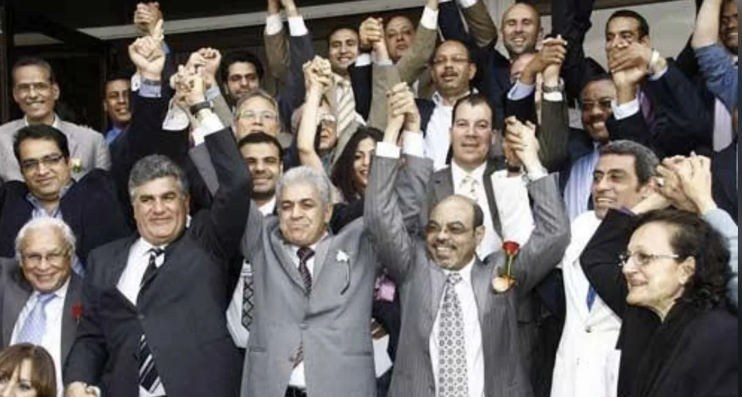 بعد سنوات من صورة «وفد الدبلوماسية الشعبية» في إثيوبيا، علاء مبارك يعيدها للحديث مجددًا ساخرًا: «كيف حالكم الآن؟ الله يكسفكم»