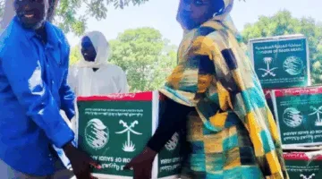 مركز الملك سلمان يقدم (400) سلة غذائية في محافظة الدمازين بالسودان