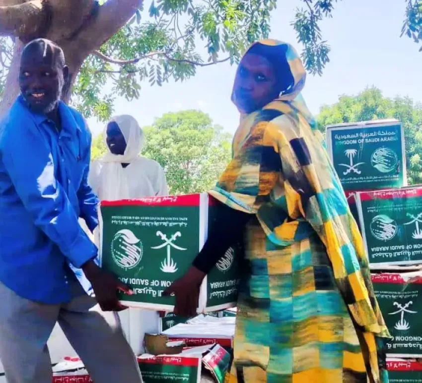 مركز الملك سلمان يقدم (400) سلة غذائية في محافظة الدمازين بالسودان