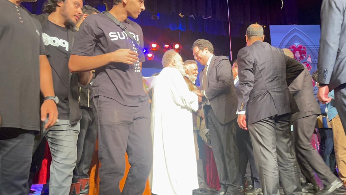 عبد العاطي وهنو مع فريق العرض