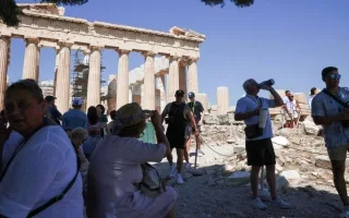 الطقس الحار يتسبب في إغلاق جزئي لـ «الأكروبوليس»