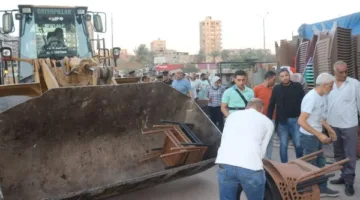 حملة شاملة لإزالة العوائق في شارع ترعة الإسماعيلية بشبرا الخيمة