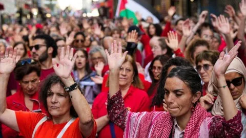 آلاف المحتجين في باريس ينشئون “خطاً بشرياً أحمر” للاعتراض على الأوضاع في غزة آلاف المحتجين في باريس ينشئون “خطاً بشرياً أحمر” للاعتراض على الأوضاع في غزة
