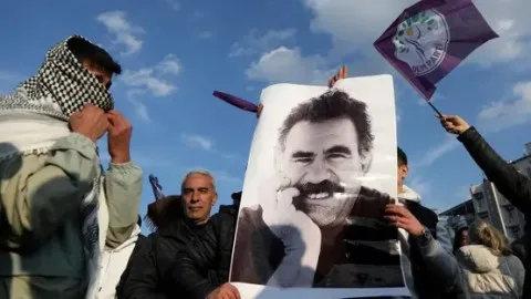 أوجلان في فيديو: انسحاب حزب العمال الكردستاني من السلاح سيكون “سريعًا” وسندخل المرحلة القانونية والسياسية. أوجلان في فيديو: انسحاب حزب العمال الكردستاني من السلاح سيكون “سريعًا” وسندخل المرحلة القانونية والسياسية.