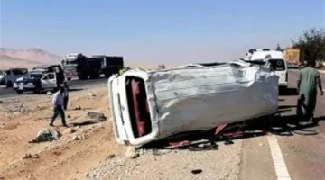 إصابة 6 أفراد نتيجة انقلاب حافلة صغيرة على الطريق الأوسطى