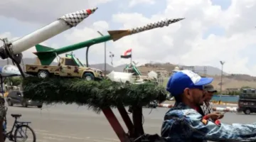 هآرتس: إسرائيل تدرس إمكانية التوصل إلى اتفاق مع حماس أو إيران لوقف هجمات الحوثيين الصاروخية