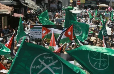 لأول مرة منذ “حظر الإخوان” في الأردن: إحالة شركات ولجان وجمعيات للحل والنيابة بتهمة “تأسيس واجهات لجمعية محظورة”.. مشاكل قانونية متعددة في الأفق وقرار نهائي بدون تسوية سياسية مجددًا. لأول مرة منذ “حظر الإخوان” في الأردن: إحالة شركات ولجان وجمعيات للحل والنيابة بتهمة “تأسيس واجهات لجمعية محظورة”.. مشاكل قانونية متعددة في الأفق وقرار نهائي بدون تسوية سياسية مجددًا.