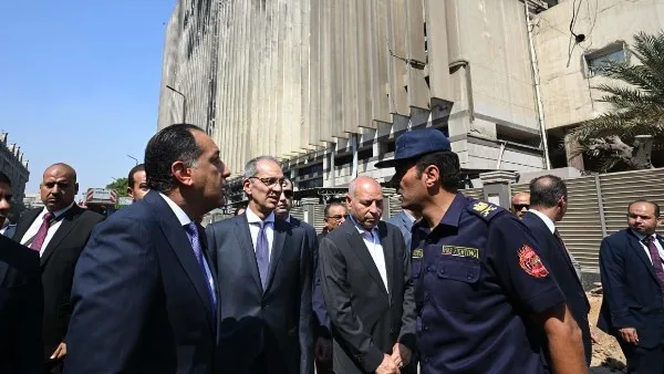 استئناف الخدمات: رئيس الوزراء يراقب الوضع الراهن لمبنى سنترال رمسيس استئناف الخدمات: رئيس الوزراء يراقب الوضع الراهن لمبنى سنترال رمسيس