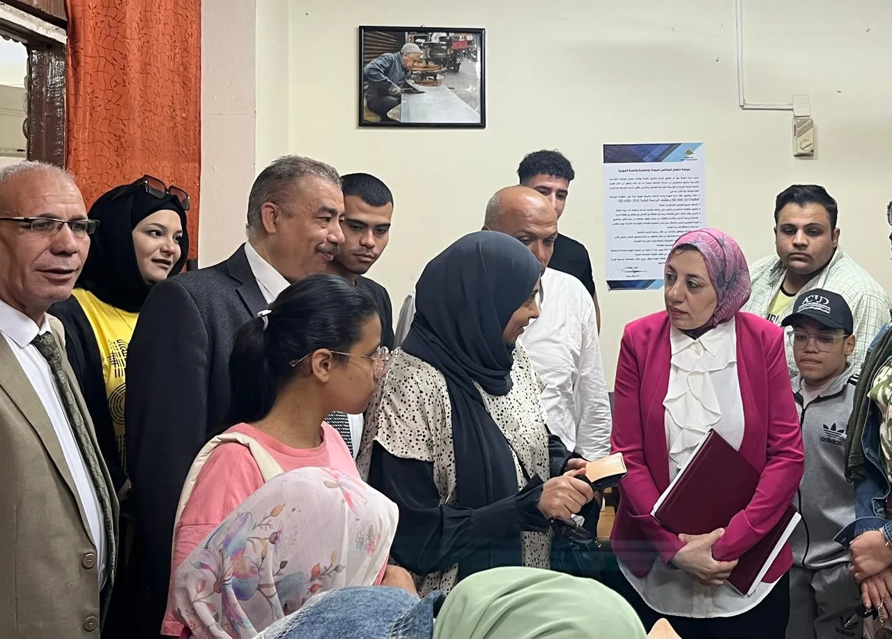 جامعة بنها تقيم دورة تدريبية صيفية للطلاب والطالبات في مجال الأشغال اليدوية والفنية. جامعة بنها تقيم دورة تدريبية صيفية للطلاب والطالبات في مجال الأشغال اليدوية والفنية.