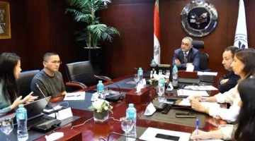 مصر في دائرة الإنتاج العالمية: محادثات مع شركات صينية لنقل سلاسل إنتاج الملابس إلى المناطق الصناعية