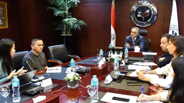 مصر في دائرة الإنتاج العالمية: محادثات مع شركات صينية لنقل سلاسل إنتاج الملابس إلى المناطق الصناعية مصر في دائرة الإنتاج العالمية: محادثات مع شركات صينية لنقل سلاسل إنتاج الملابس إلى المناطق الصناعية