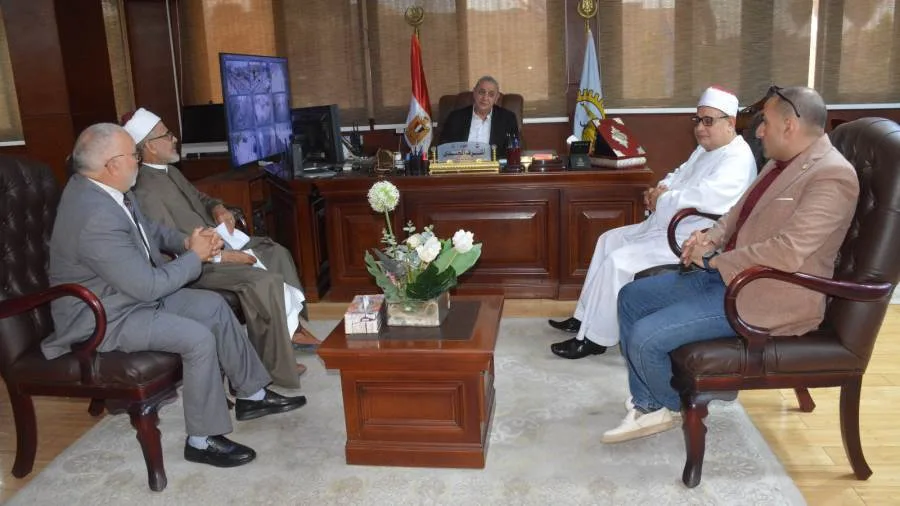 محافظ الغربية يستعرض طرق تعزيز التعاون الفكري والمجتمعي مع وفد منظمة خريجي الأزهر محافظ الغربية يستعرض طرق تعزيز التعاون الفكري والمجتمعي مع وفد منظمة خريجي الأزهر