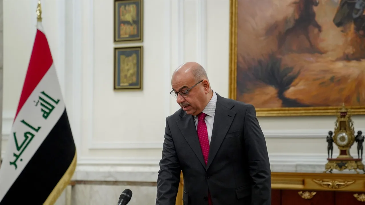 القاضي حسن الخفاجي يتولى اليمين الدستورية كعضو احتياطي في المحكمة الاتحادية. القاضي حسن الخفاجي يتولى اليمين الدستورية كعضو احتياطي في المحكمة الاتحادية.