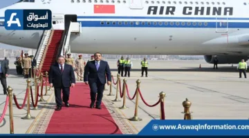 رئيس الوزراء يستقبل رئيس الوزراء الصيني في مطار القاهرة الدولي