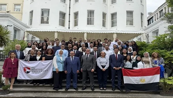 اجتماع مثري لرئيس الجامعة البريطانية في مصر مع السفير المصري في لندن بحضور مجموعة من الطلاب اجتماع مثري لرئيس الجامعة البريطانية في مصر مع السفير المصري في لندن بحضور مجموعة من الطلاب