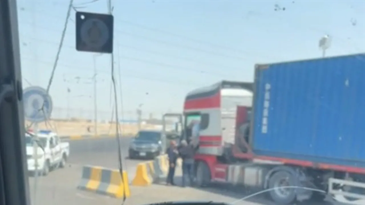 البصرة: موظف في أم قصر يهاجم سائق شاحنة مسن بالضرب البصرة: موظف في أم قصر يهاجم سائق شاحنة مسن بالضرب
