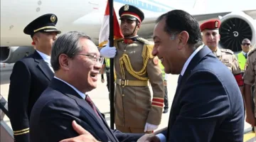 رئيس الوزراء يرحب برئيس مجلس الدولة الصيني في مطار القاهرة الدولي