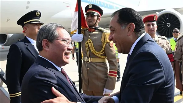 رئيس الوزراء يرحب برئيس مجلس الدولة الصيني في مطار القاهرة الدولي رئيس الوزراء يرحب برئيس مجلس الدولة الصيني في مطار القاهرة الدولي