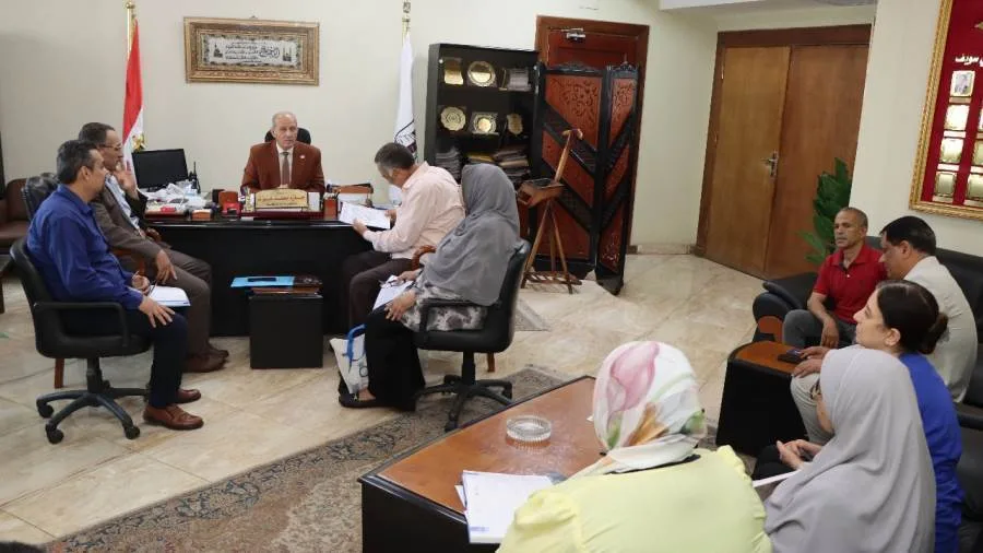 سكرتير بني سويف يشرف على جمع المستحقات لمشاريع صرف المياه المغطاة للأراضي الزراعية سكرتير بني سويف يشرف على جمع المستحقات لمشاريع صرف المياه المغطاة للأراضي الزراعية