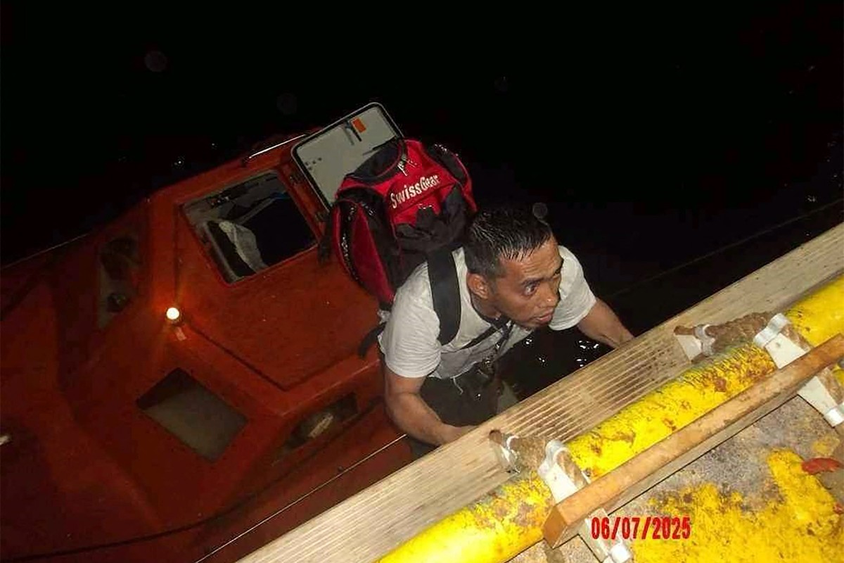 إنقاذ طاقم السفينة 