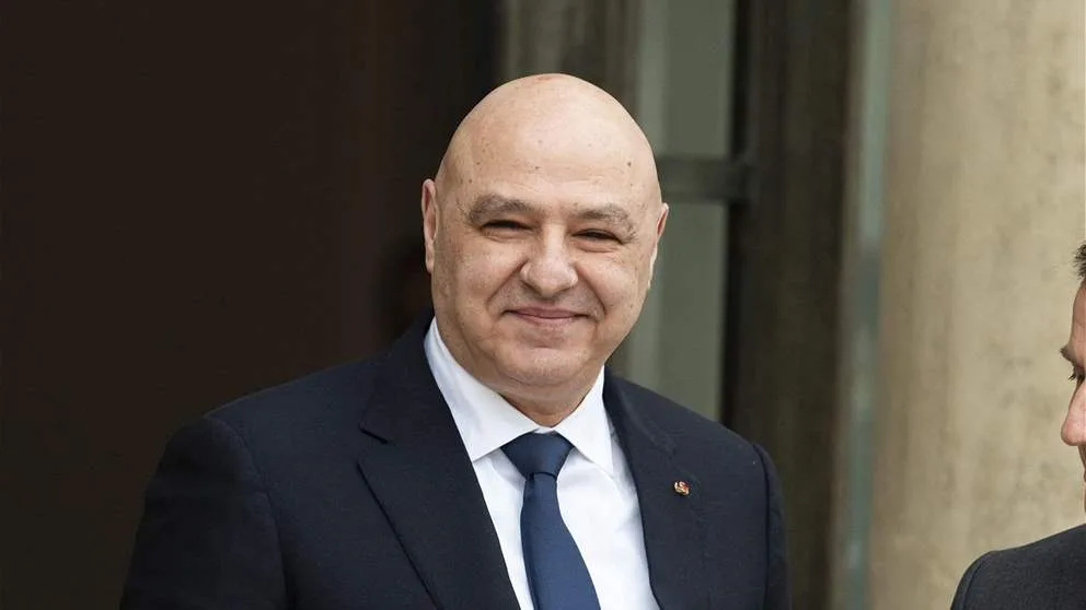 الرئيس عون يعود إلى بيروت على متن مروحية عسكرية تابعة للجيش اللبناني.