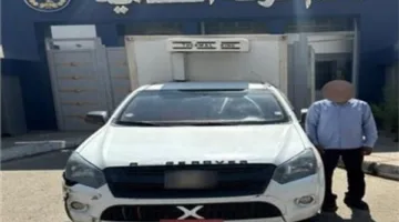 الداخلية تعتقل سائقًا قاد سيارته بعكس السير واصطدم بمركبة أخرى على طريق “السخنة”