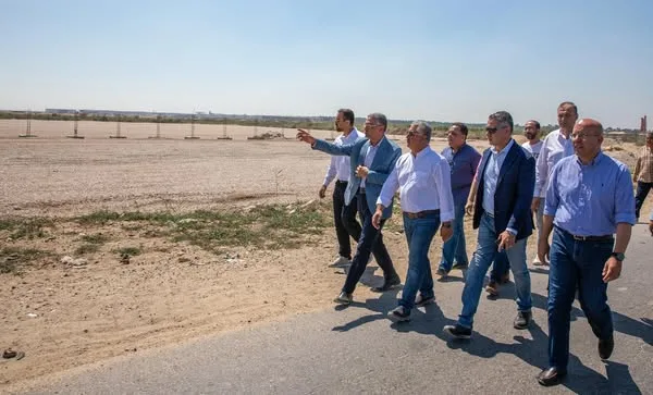رئيس هيئة قناة السويس الاقتصادية يقوم بجولة في مشروعات البنية التحتية في القنطرة غرب تحضيراً للافتتاحات القادمة. رئيس هيئة قناة السويس الاقتصادية يقوم بجولة في مشروعات البنية التحتية في القنطرة غرب تحضيراً للافتتاحات القادمة.