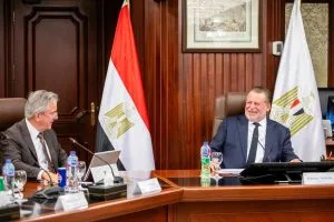 محافظ البنك المركزي يتباحث مع وفد الاتحاد الأوروبي لتعزيز التعاون ودعم المشاريع الصغيرة.