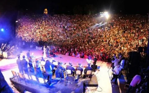 مهرجان قرطاج ي取消 عرض الفنانة هيلين سيغارا بعد اتهامات بدعم إسرائيل مهرجان قرطاج ي取消 عرض الفنانة هيلين سيغارا بعد اتهامات بدعم إسرائيل