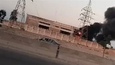حريق يدمر منشأة تابعة لشركة كهرباء العاشر من رمضان.. وجهود فرق الإطفاء مستمرة للسيطرة عليه