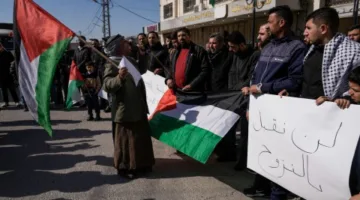مظاهرة في الضفة الغربية المحتلة احتجاجًا على تدمير الجيش الإسرائيلي للمنازل