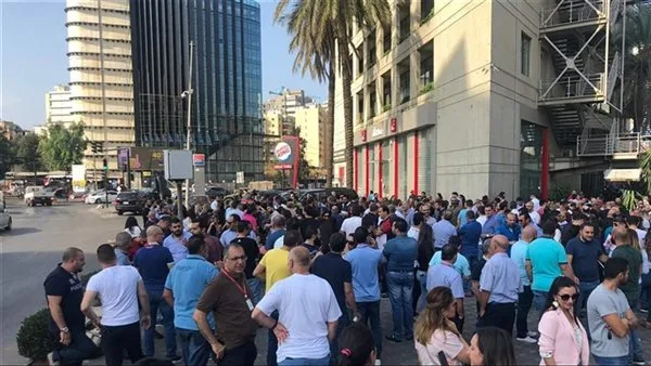 بعد إلغاء الاتفاق… موظفو شركات الهواتف المحمولة يتظاهرون في الشوارع! بعد إلغاء الاتفاق… موظفو شركات الهواتف المحمولة يتظاهرون في الشوارع!