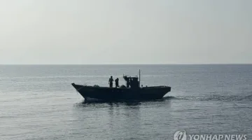 كوريا الجنوبية تقوم بإعادة صيادين من كوريا الشمالية إلى وطنهم بعد إنقاذهم في البحر.