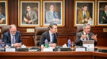 محافظ البنك المركزي المصري يناقش سبل التعاون مع وفد من البنك الأوروبي لإعادة الإعمار والتنمية