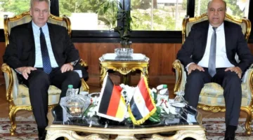 وزير الطيران يناقش مع السفير الألماني سبل تعزيز التعاون وتوسيع الشراكات في تطوير المطارات، التدريب، وتبادل الخبرات الفنية.