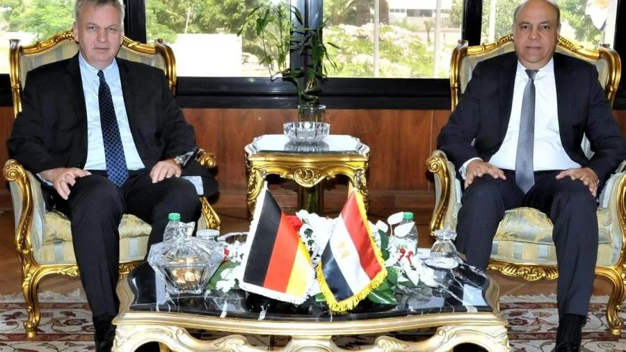 وزير الطيران يناقش مع السفير الألماني سبل تعزيز التعاون وتوسيع الشراكات في تطوير المطارات، التدريب، وتبادل الخبرات الفنية.