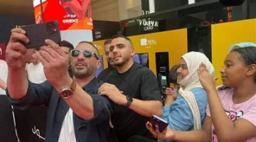 أحمد السقا يتصور مع معجبيه في دبي خلال العرض الخاص لفيلم “أحمد وأحمد”